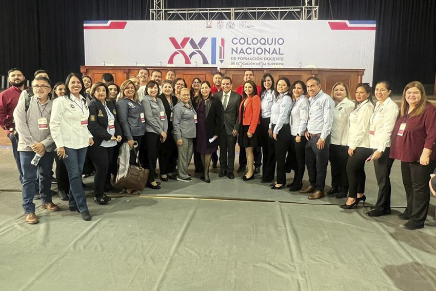 Grupo de docentes que participaron en coloquio