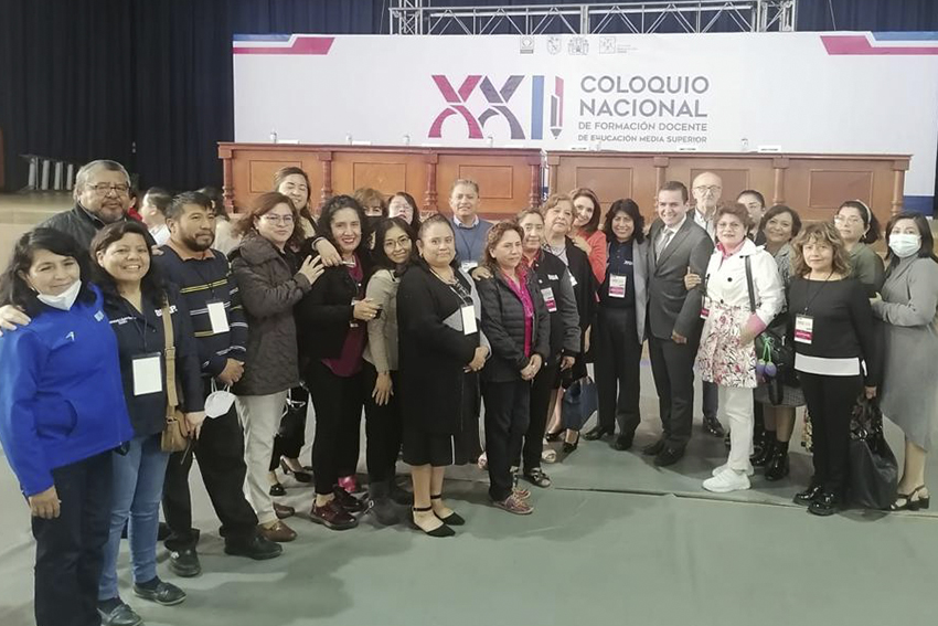 Grupo de docentes que participaron en coloquio