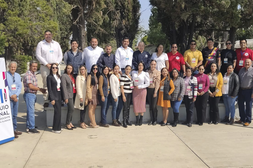 Grupo de docentes que participaron en coloquio