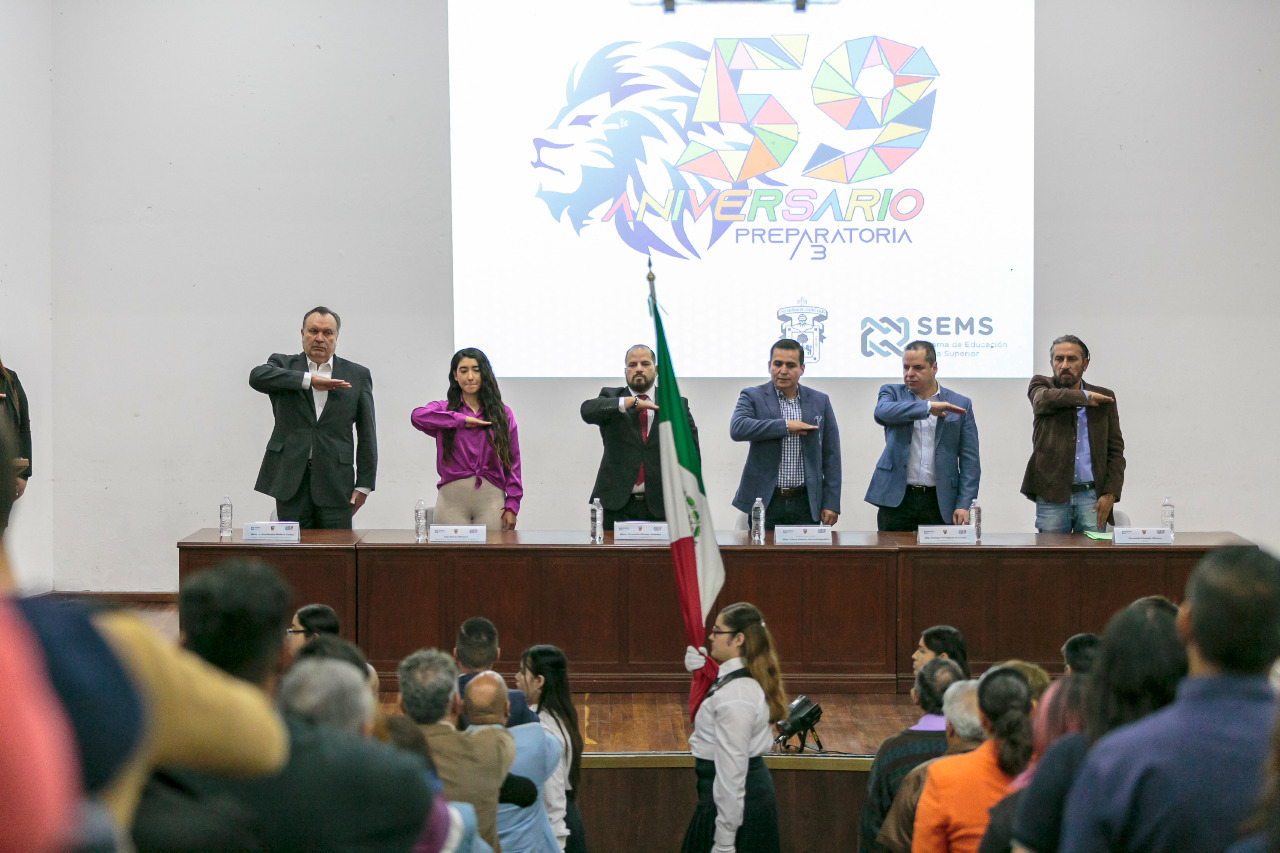 Autoridades del evento en presidium frente a asistentes