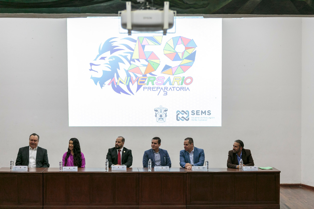 Autoridades del evento en presidium frente a asistentes