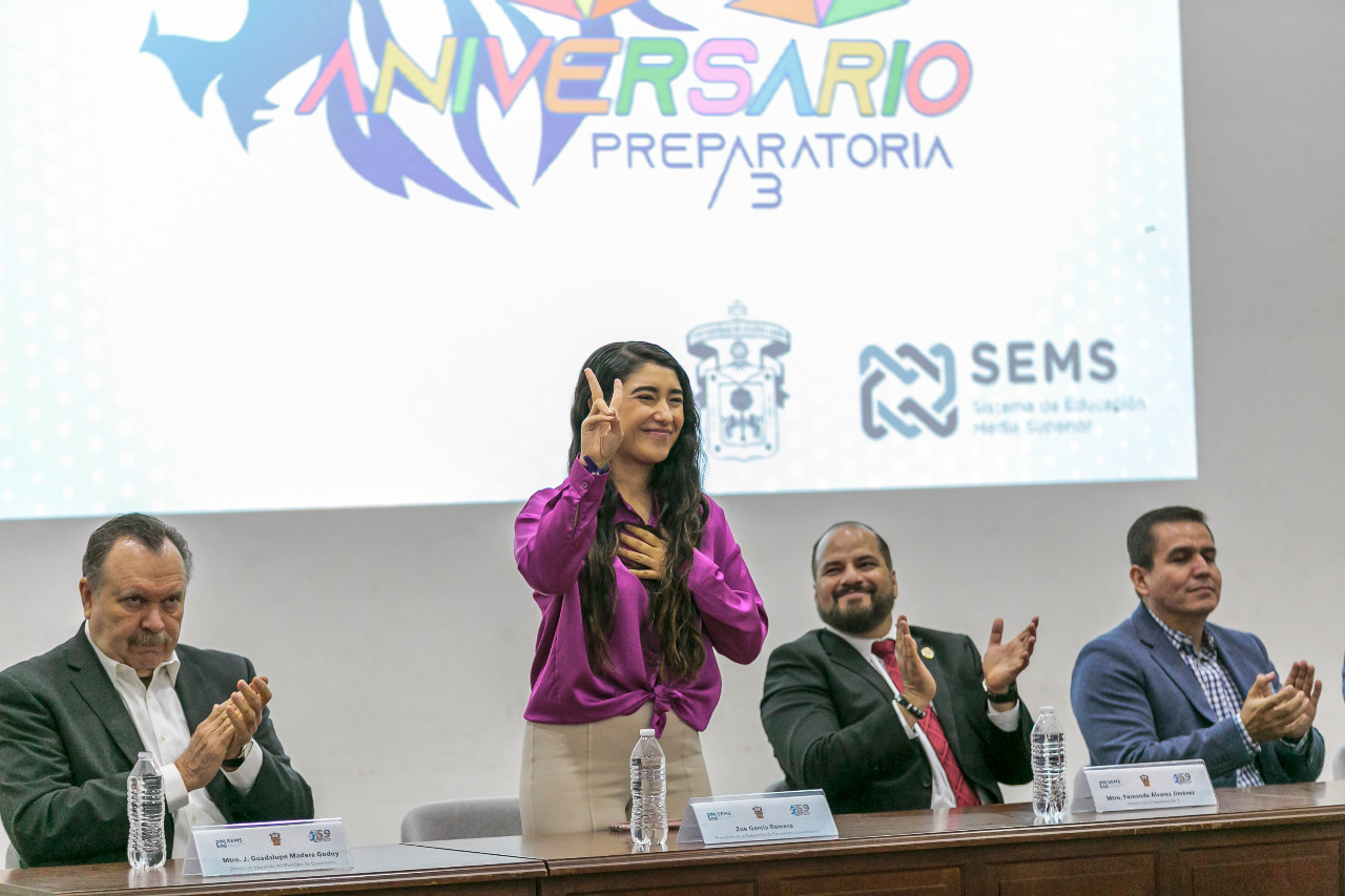 Autoridades del evento en presidium frente a asistentes