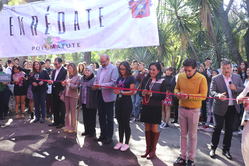 Autoridades del evento en corte de listón