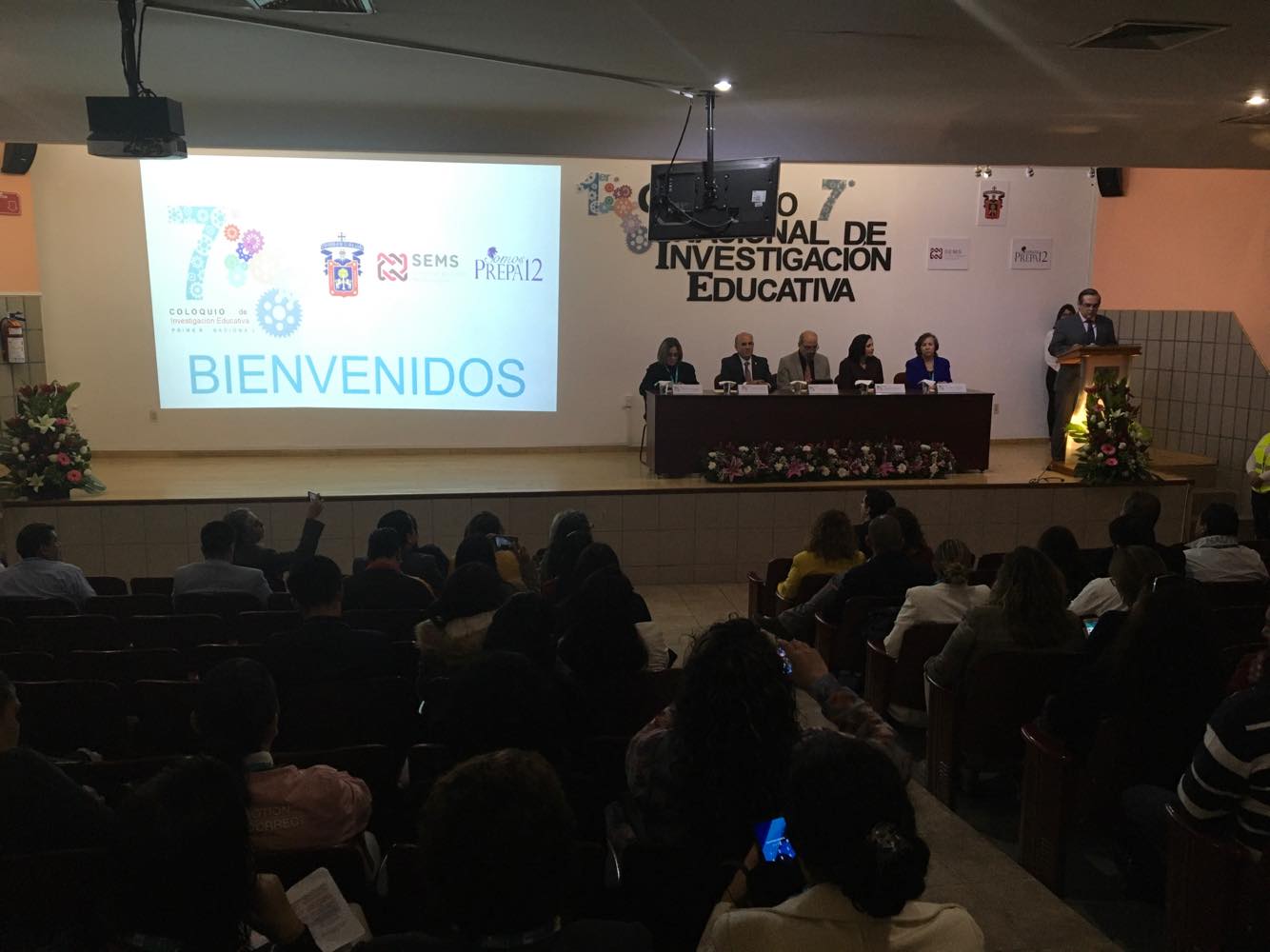 Autoridades del evento en auditorio frente a asistentes