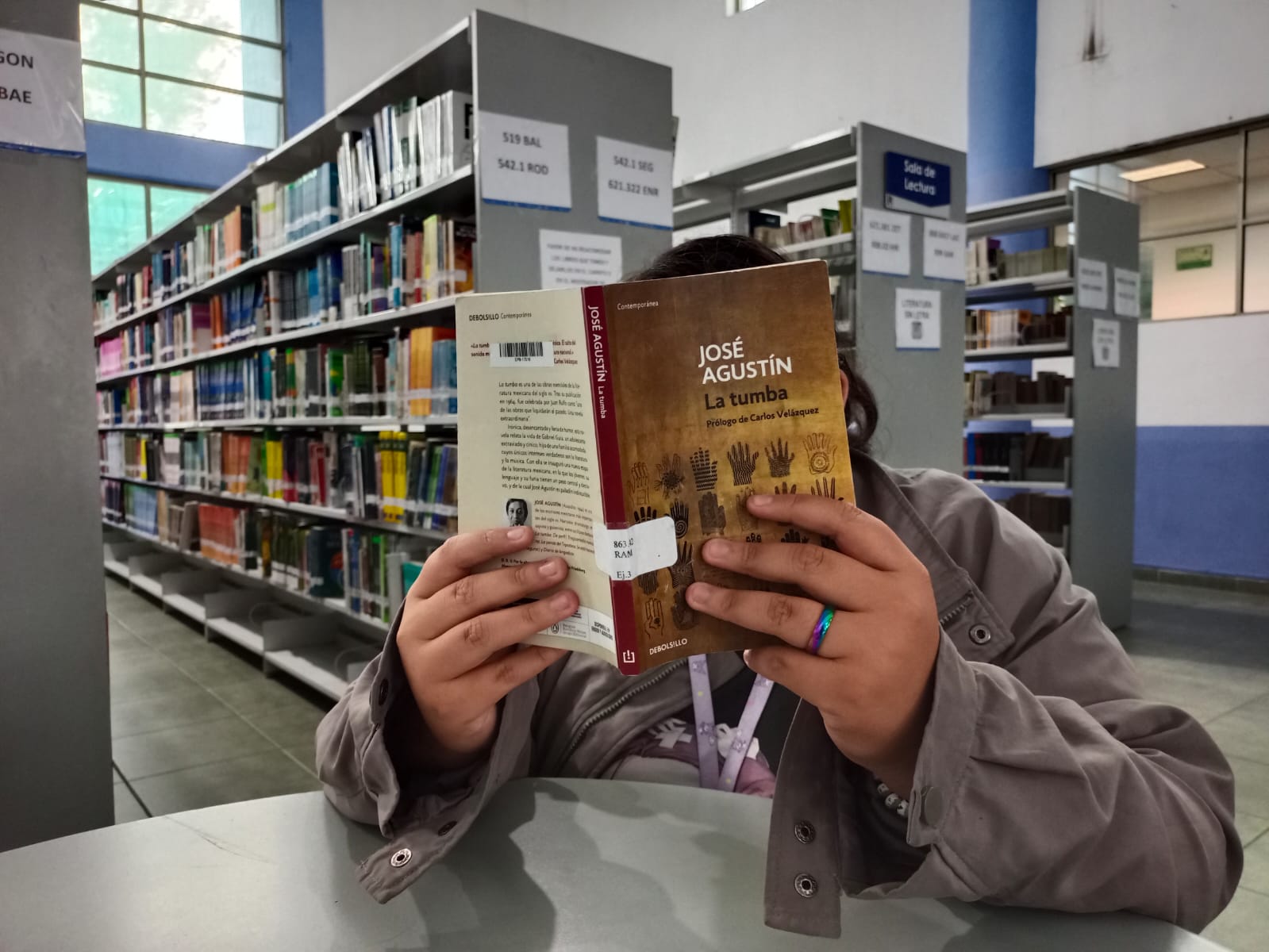 Persona sostiene libro abierto en sus manos