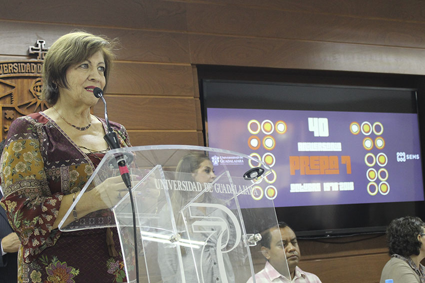 Directora del plantel en pódium