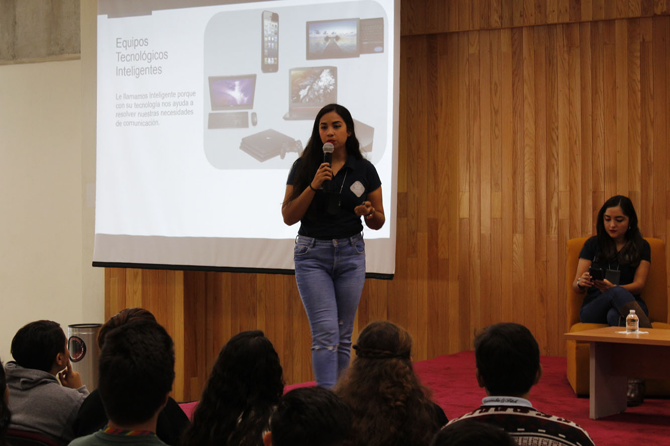 Expositor en auditorio frente a asistentes