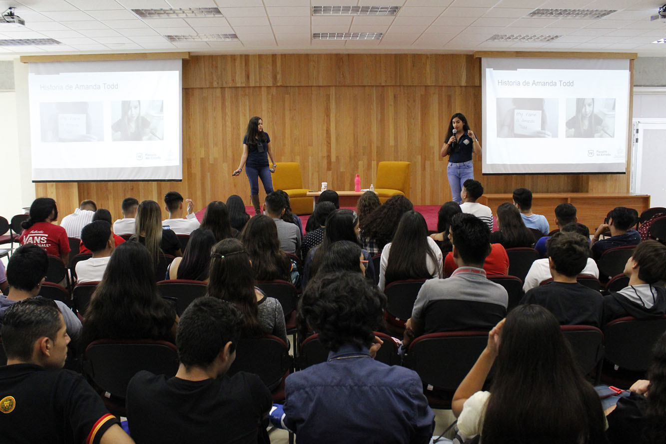 Expositor en auditorio frente a asistentes