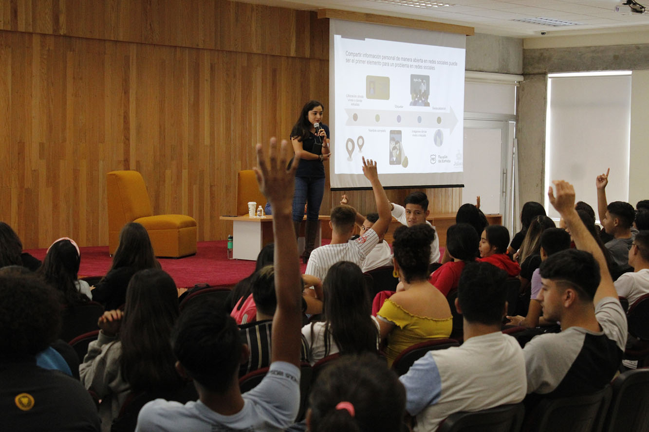 Expositor en auditorio frente a asistentes