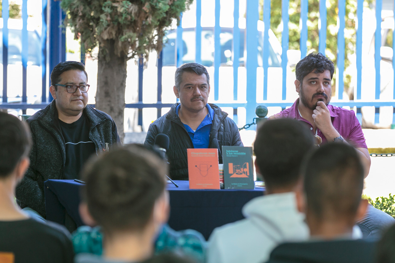 Escritor frente a estudiantes en charla