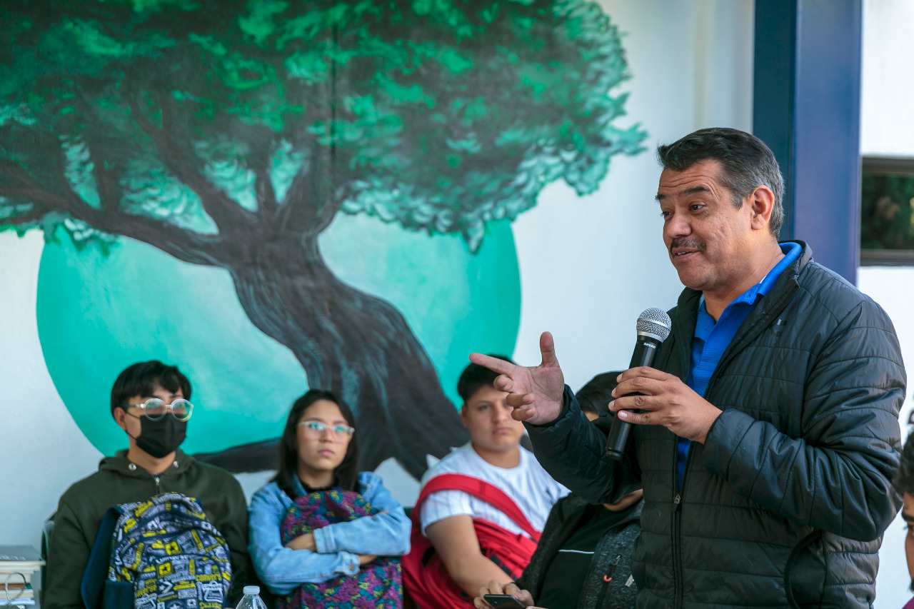 Escritor frente a estudiantes en charla