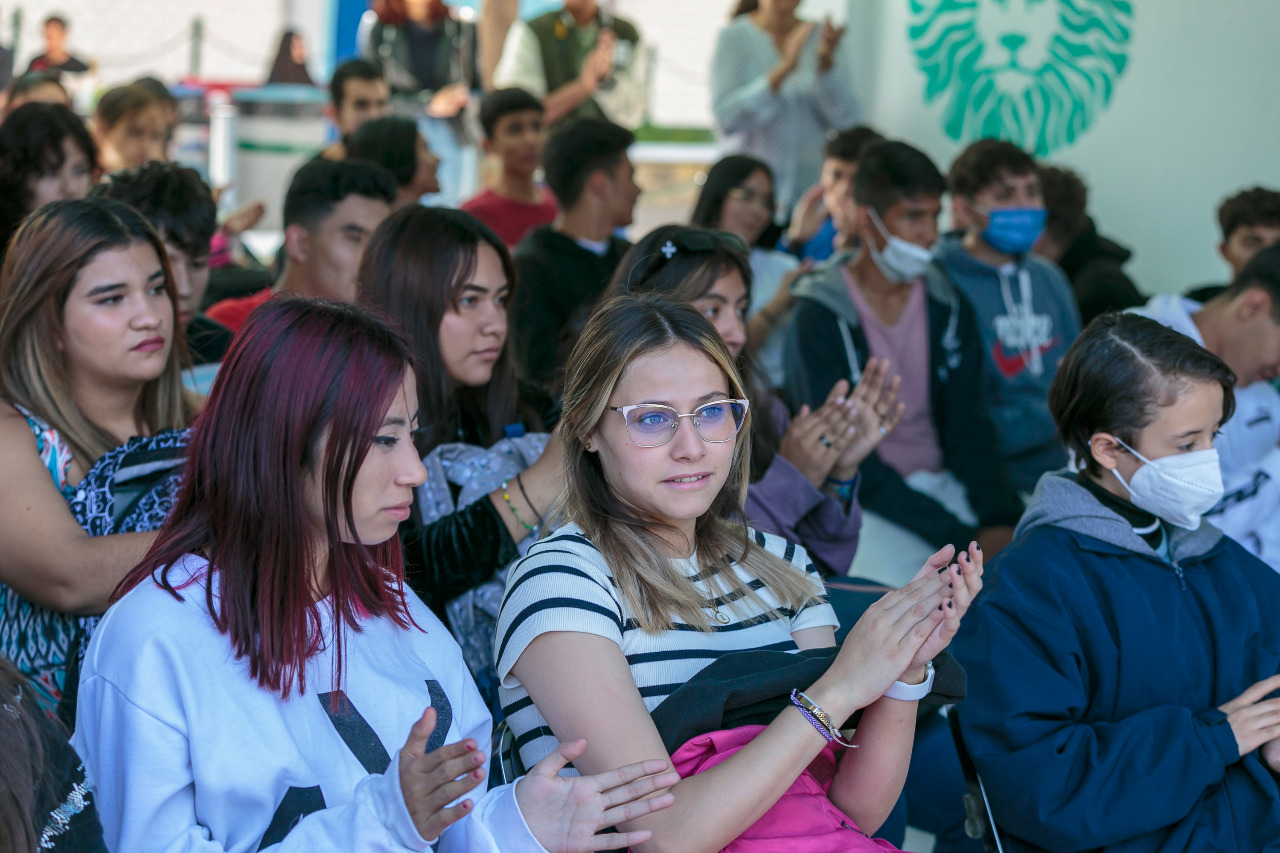 Escritor frente a estudiantes en charla