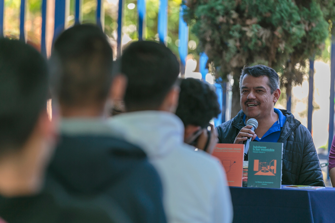 Escritor frente a estudiantes en charla