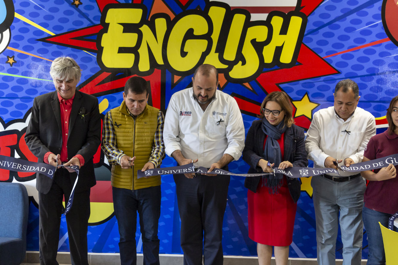 Autoridades del evento en corte del listón