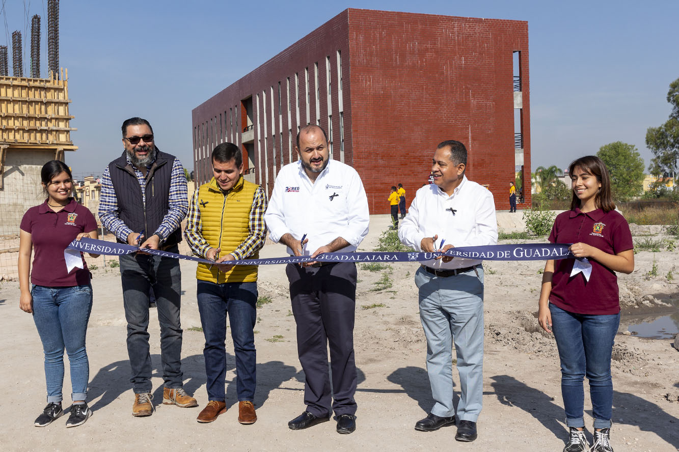 Autoridades en corte de listón