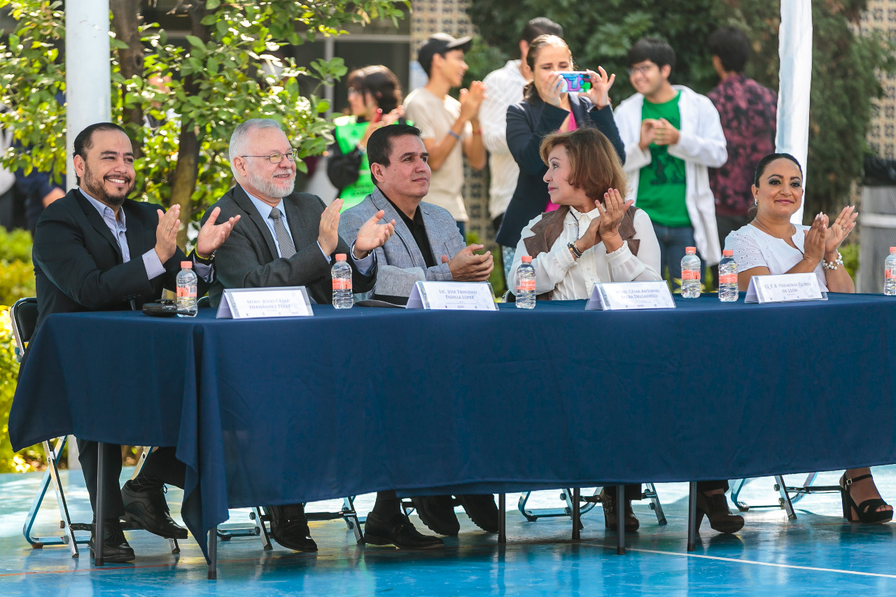 Autoridades del evento en presídium