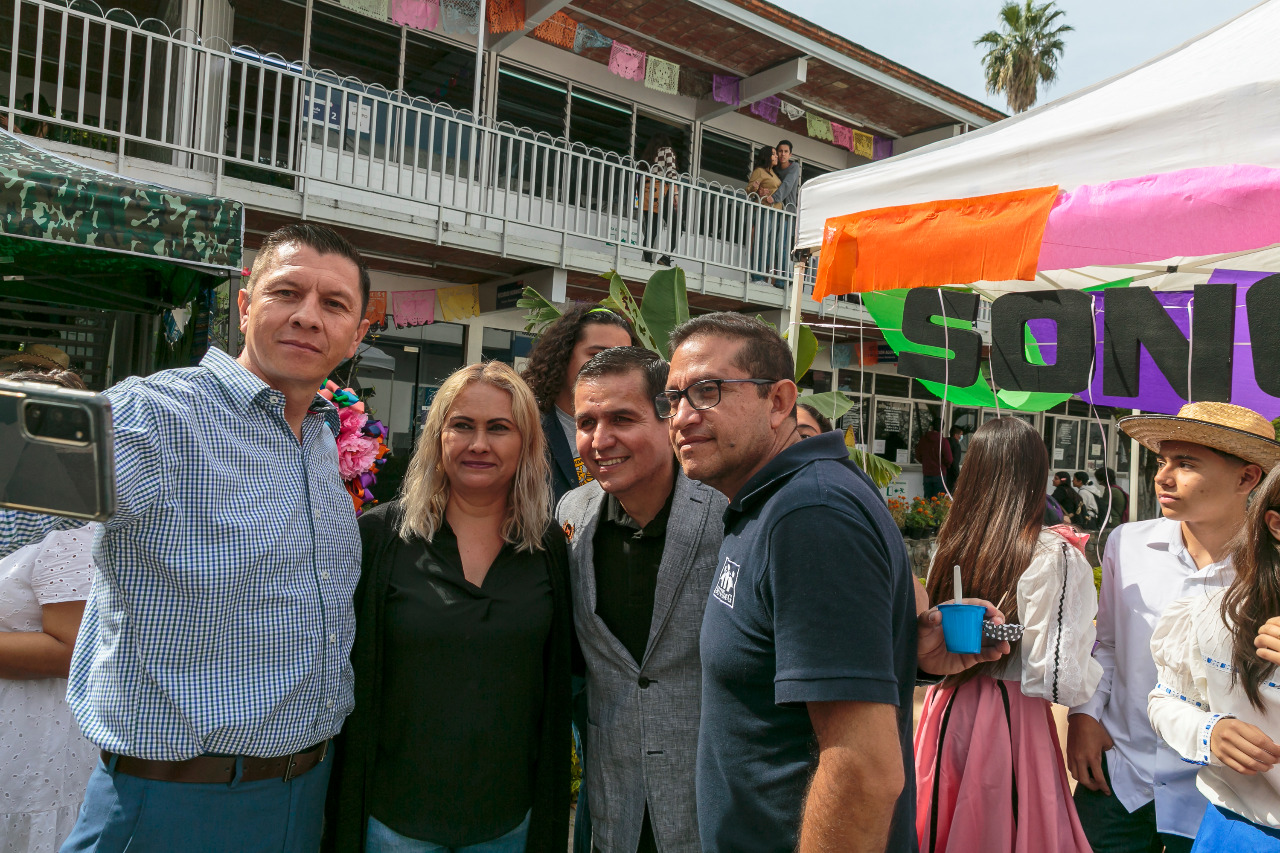 Grupo de personas que participan en el evento