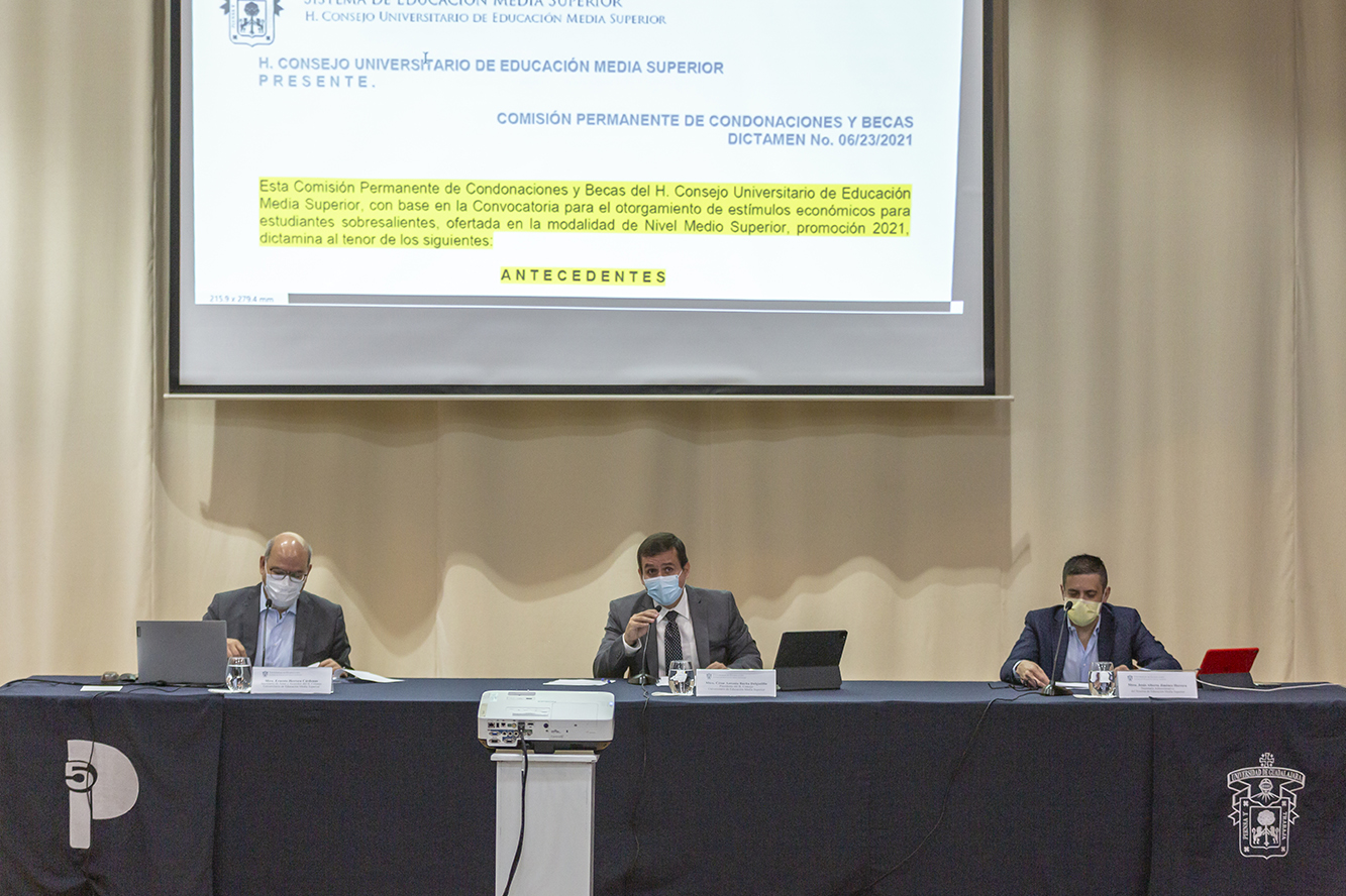 Autoridades del evento en presídium