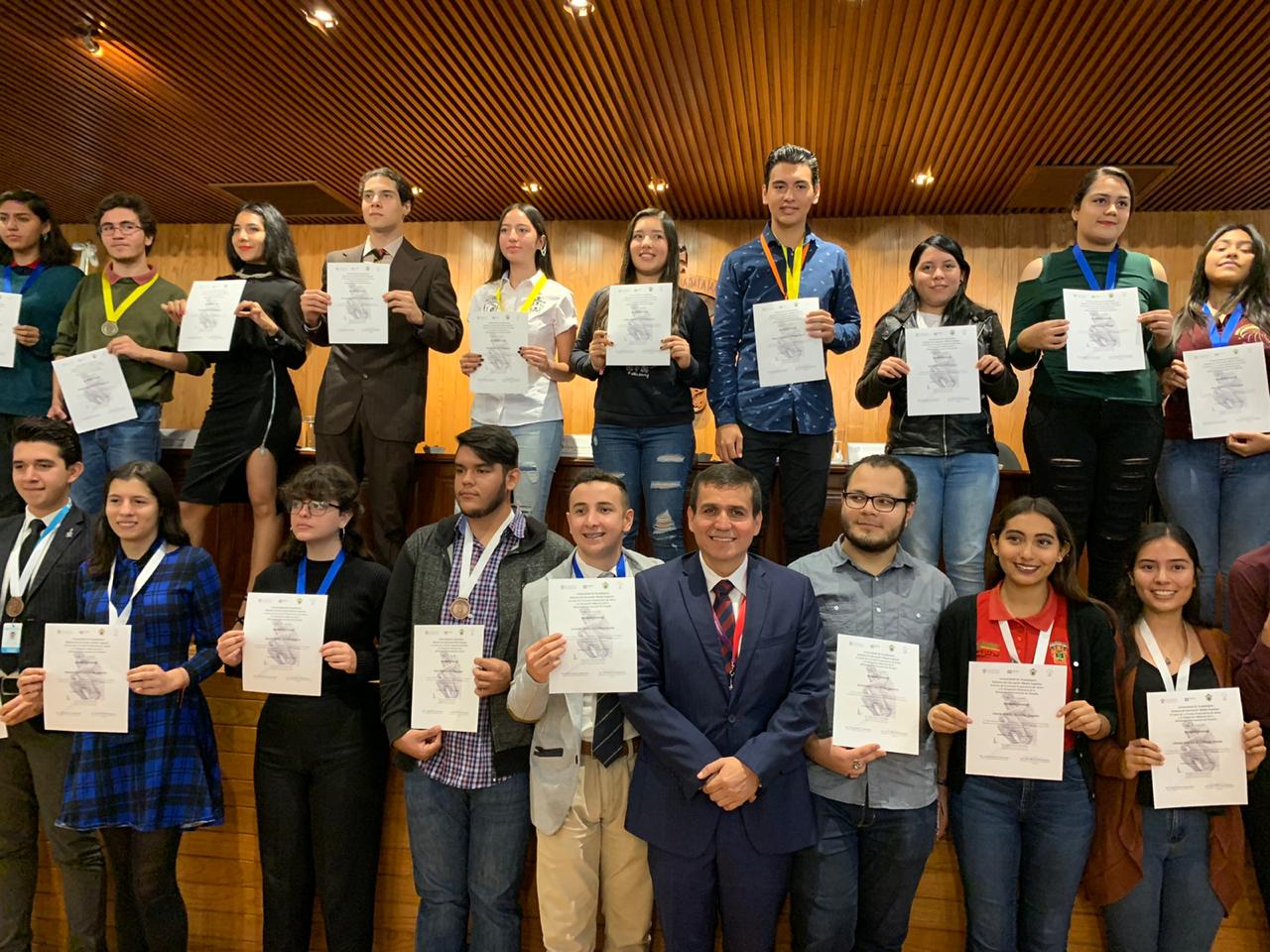 Grupo de ganadores con el maestro César Barba