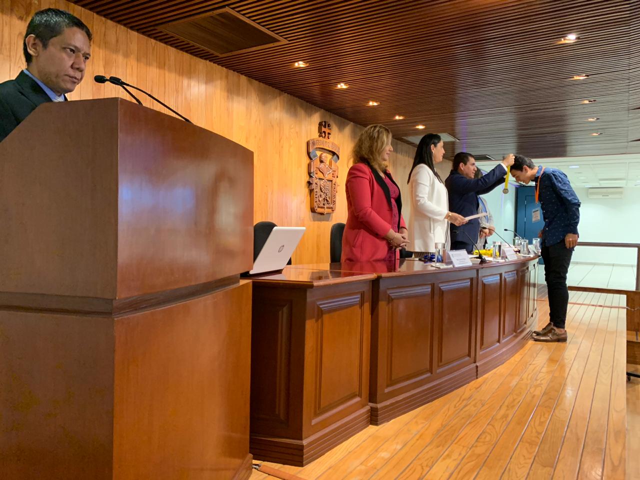 Autoridades del evento en presidium