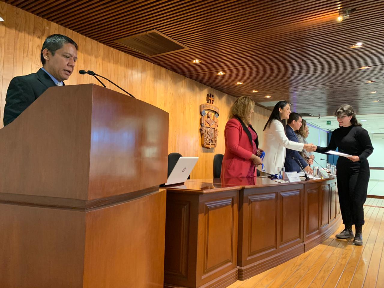 Autoridades del evento en presidium
