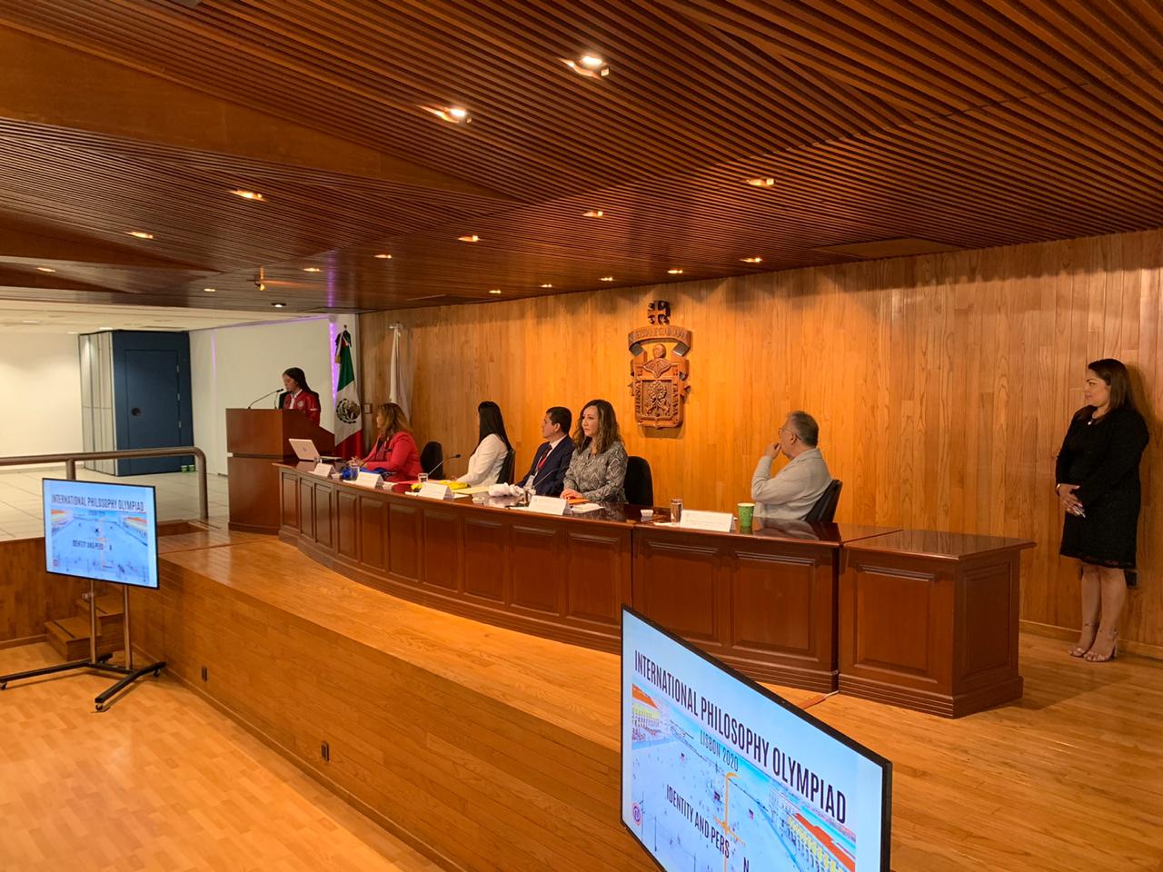 Autoridades del evento en presidium