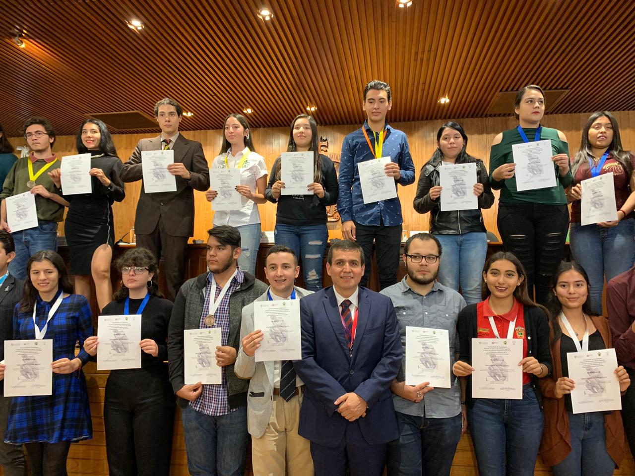 Grupo de ganadores con el maestro César Barba