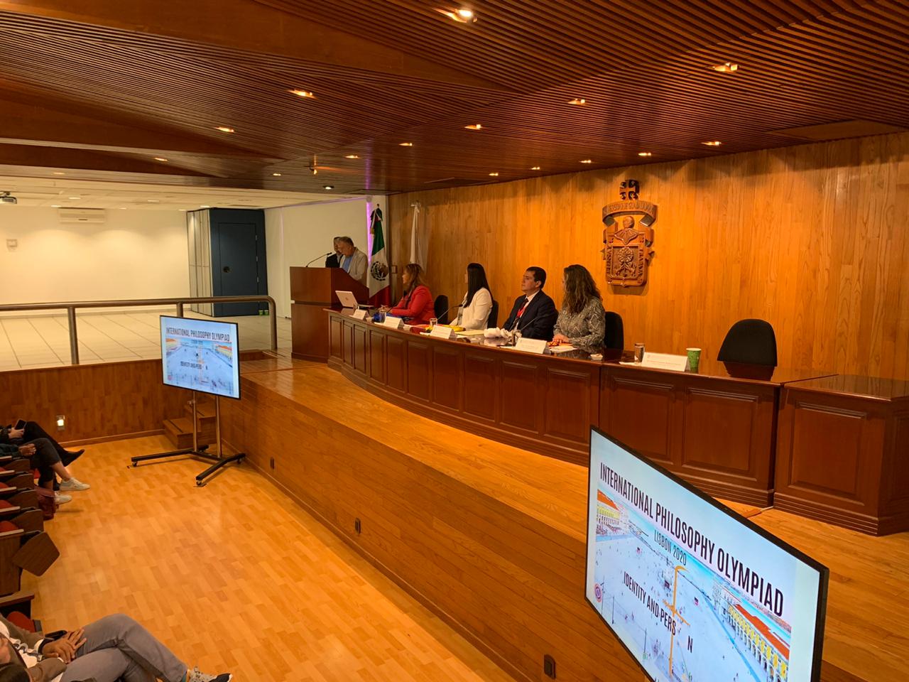 Autoridades del evento en presidium