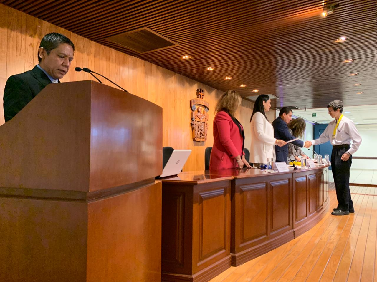 Autoridades del evento en presidium