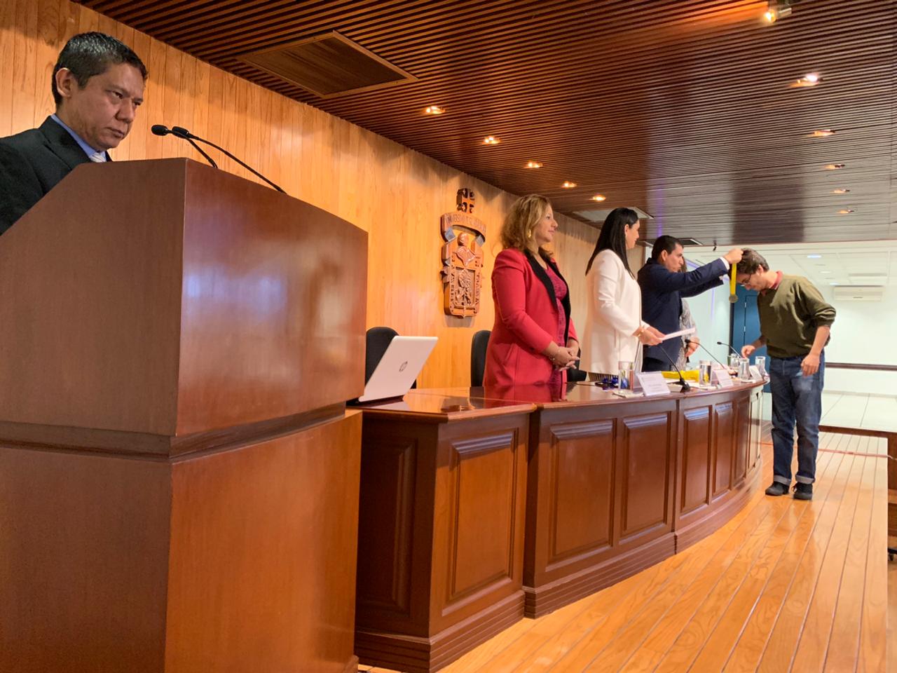 Autoridades del evento en presidium