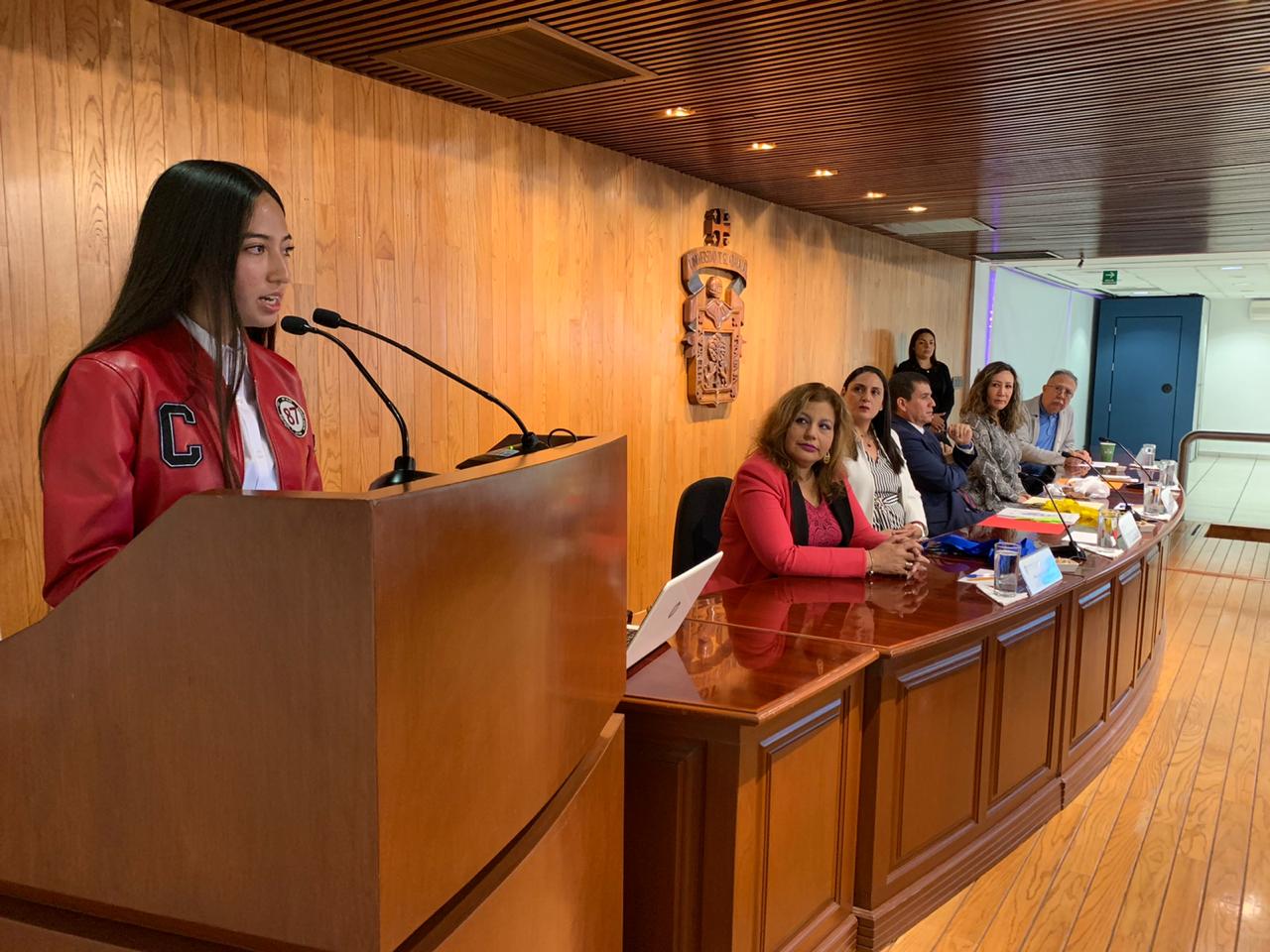 Autoridades del evento en presidium