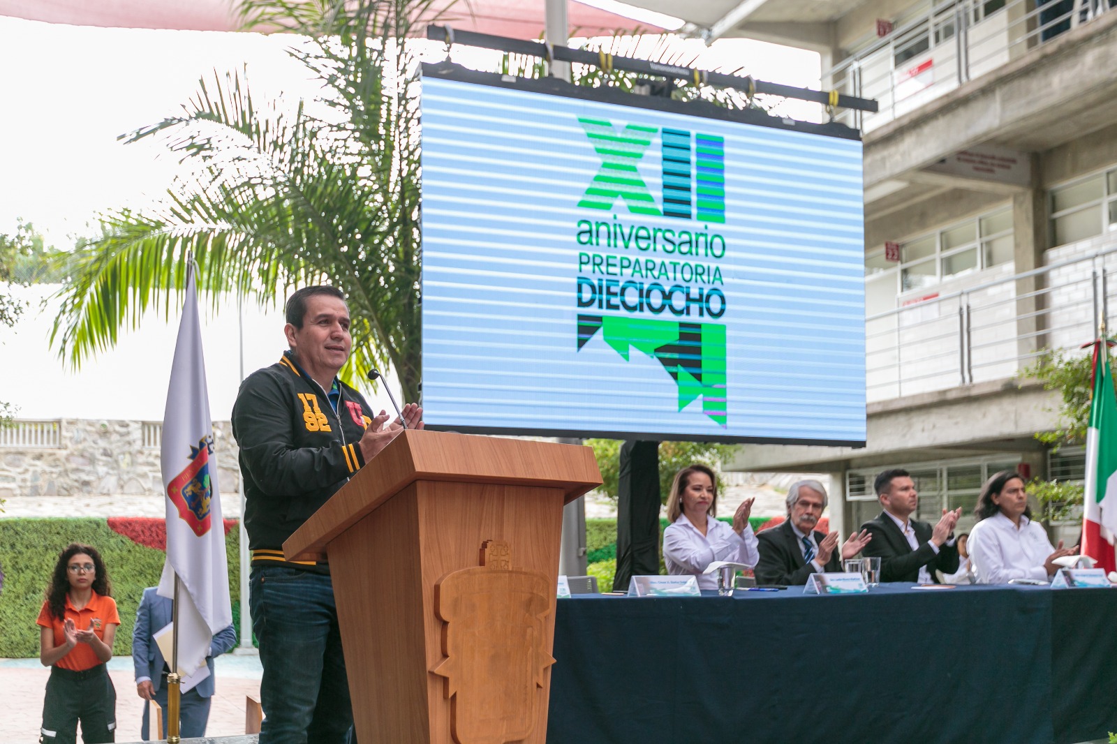 maestro César Barba director general del sems de pie en pódium en uso de la voz