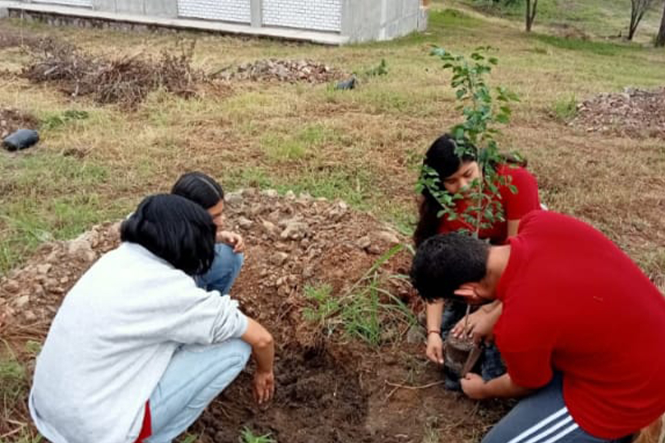 Estudiantes que participan en acticidad