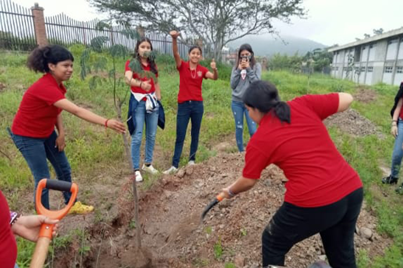 Estudiantes que participan en acticidad