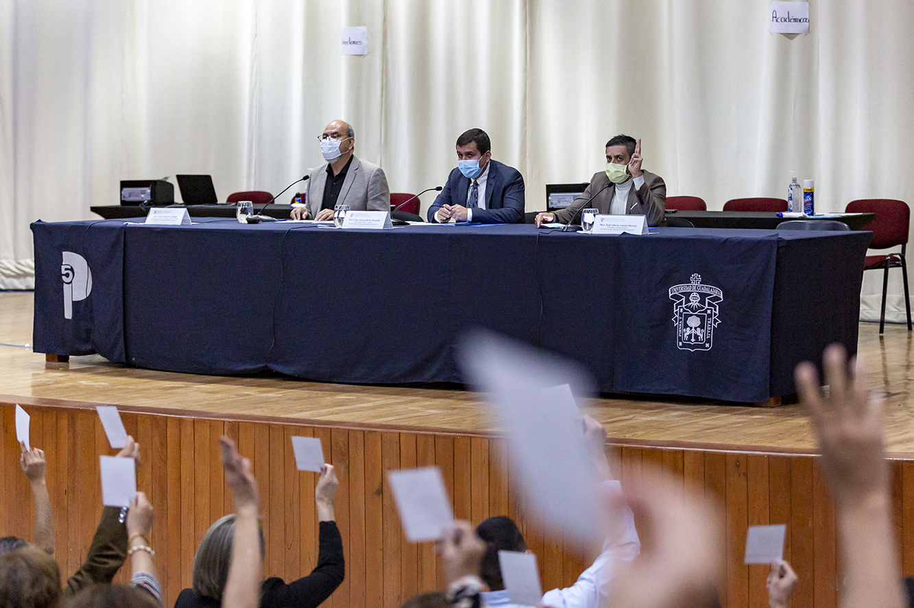 Autoridades del sems en presidium de cuems