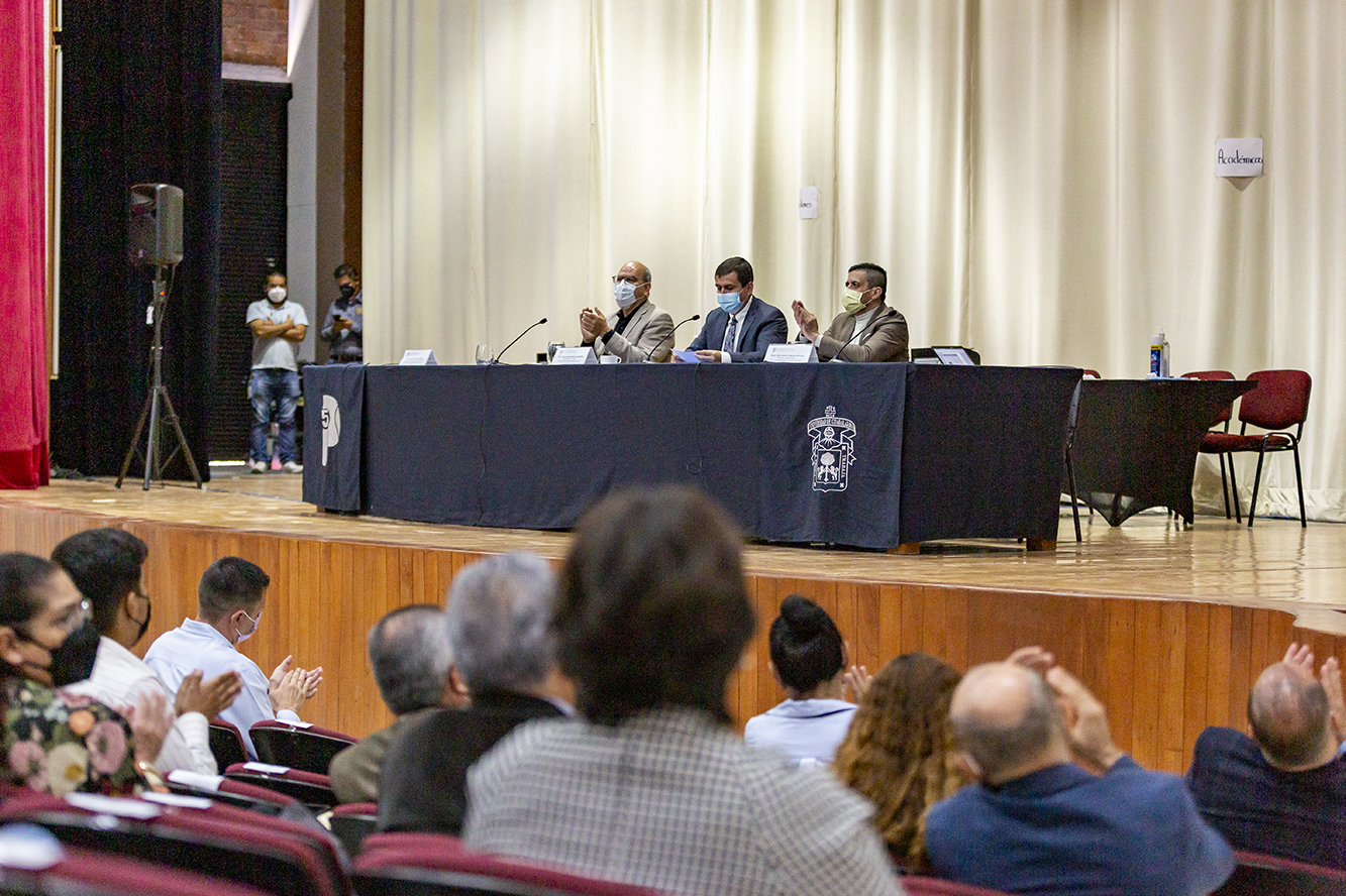 Autoridades del sems en presidium de cuems