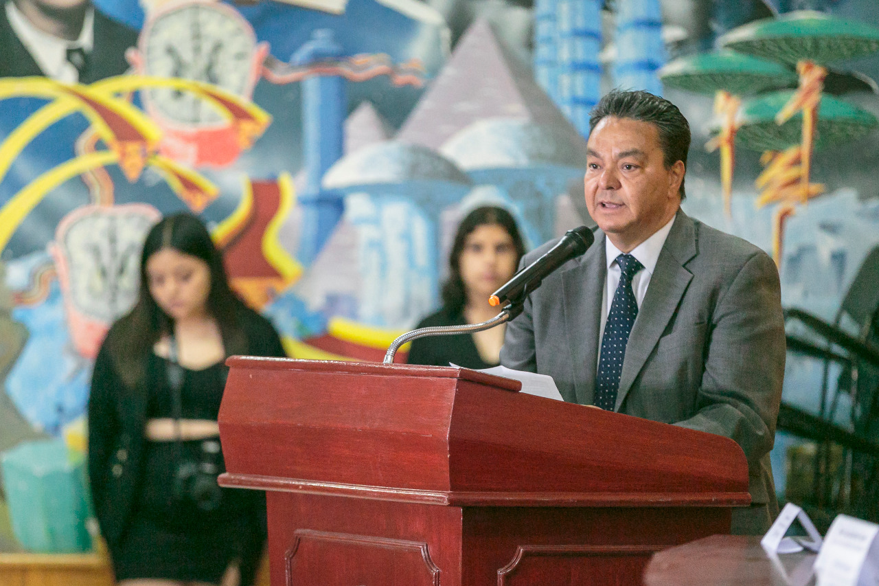 licenciado Rolando Castillo Murillo director de la Escuela Politécnica de Guadalajara