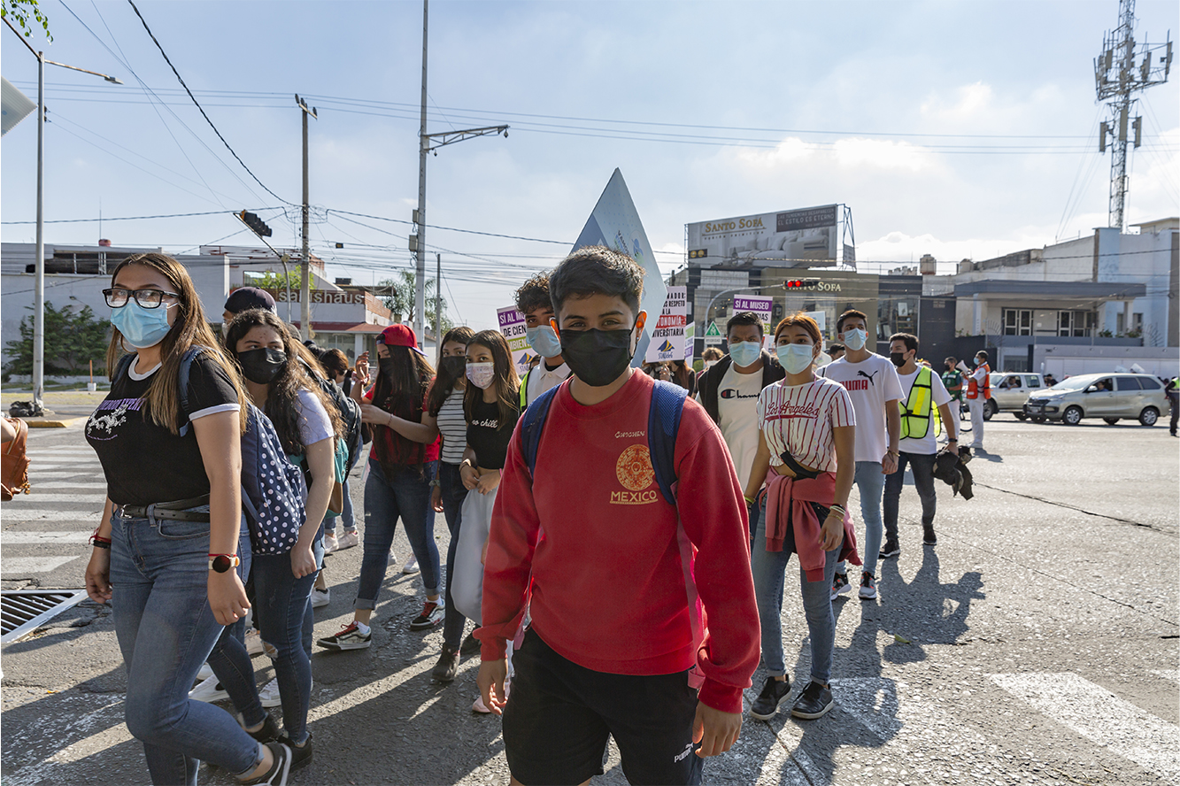 Participantes en contingente caminata por la autonomía