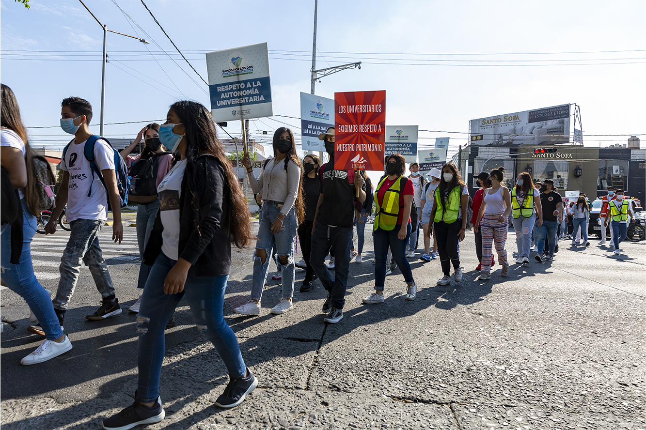 Participantes en contingente caminata por la autonomía