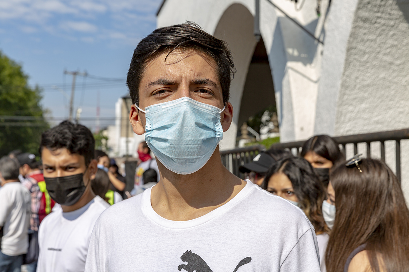 Participantes en contingente caminata por la autonomía