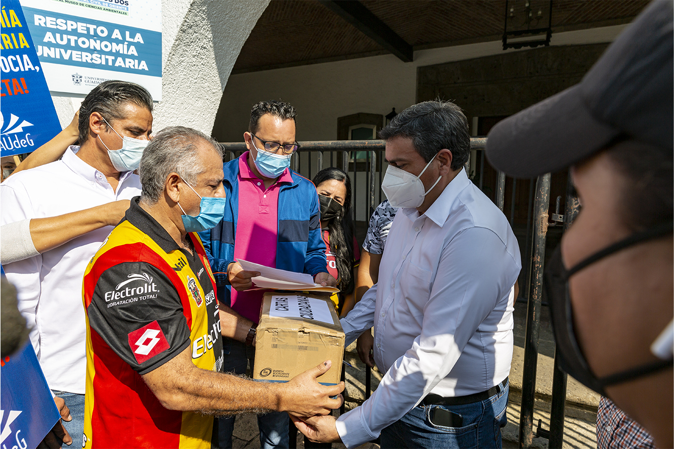 Participantes en contingente caminata por la autonomía