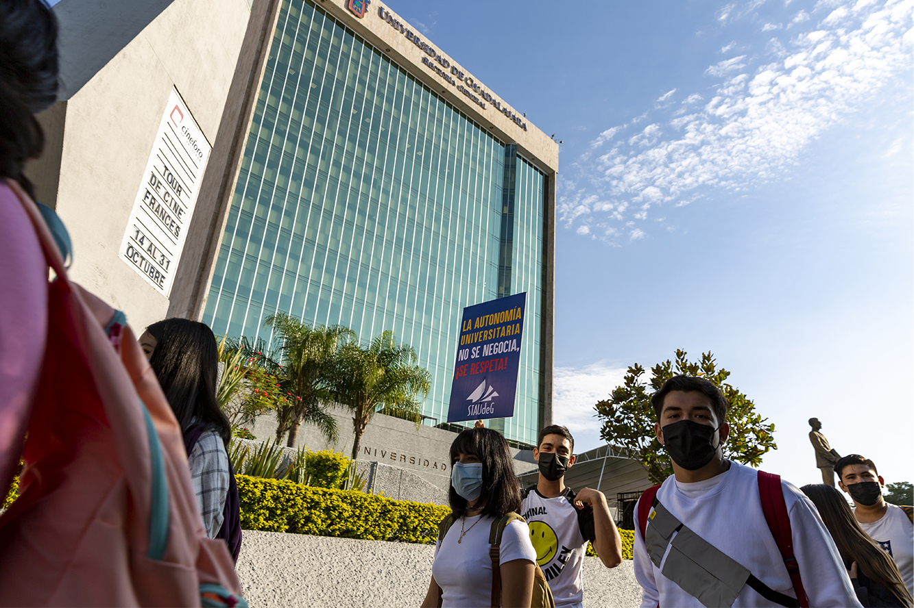Participantes en contingente caminata por la autonomía