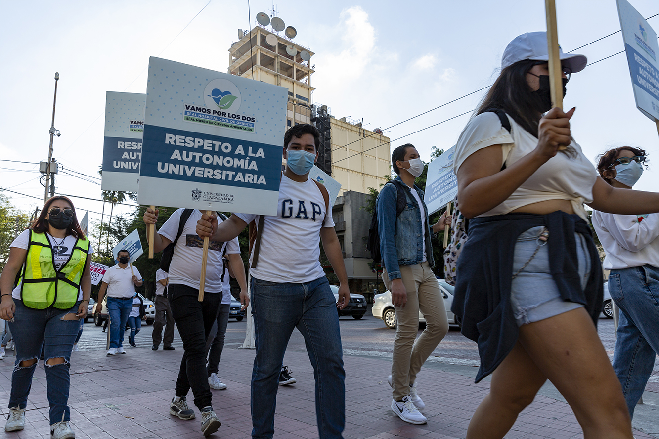 Participantes en contingente caminata por la autonomía