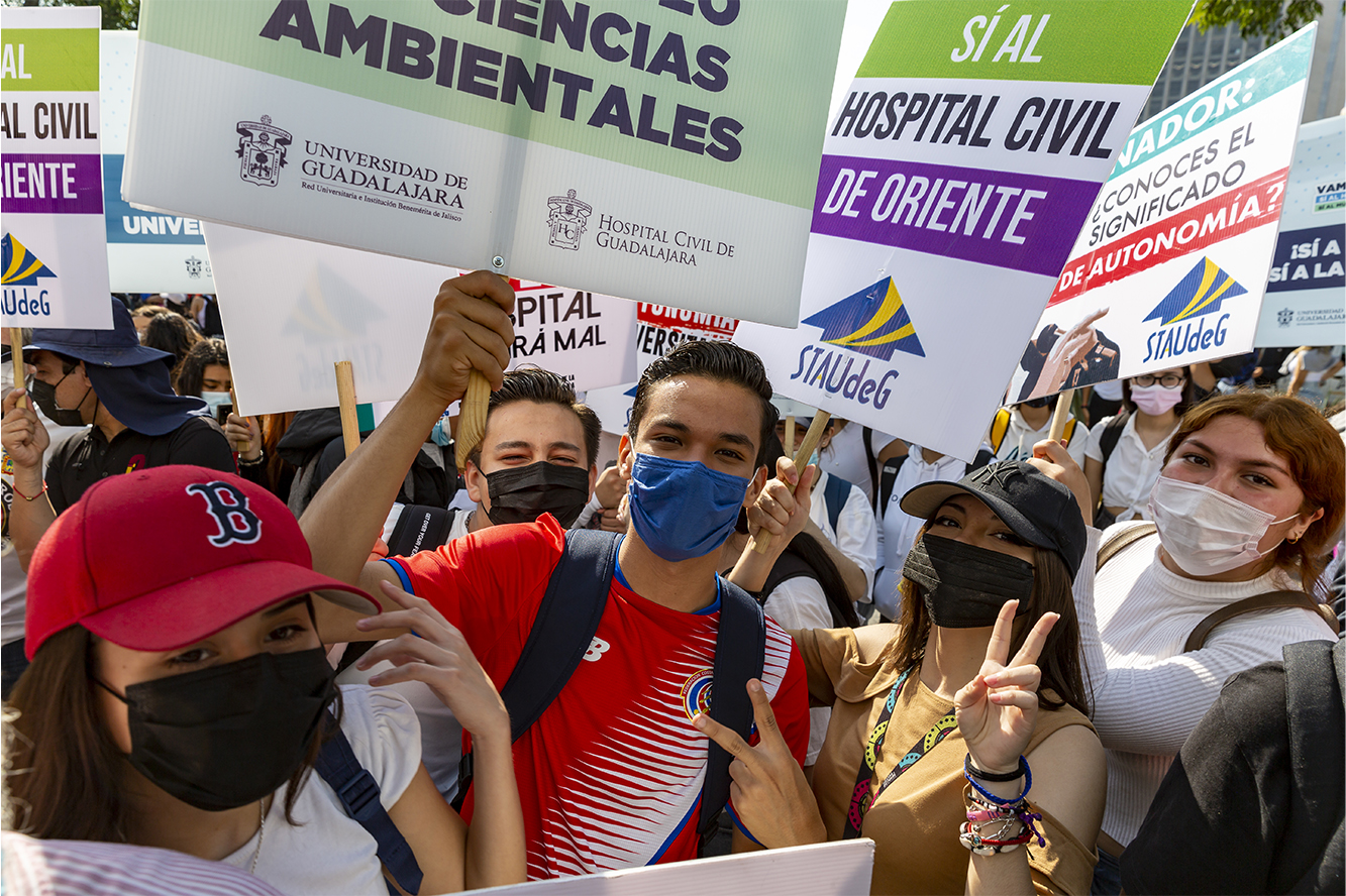Participantes en contingente caminata por la autonomía