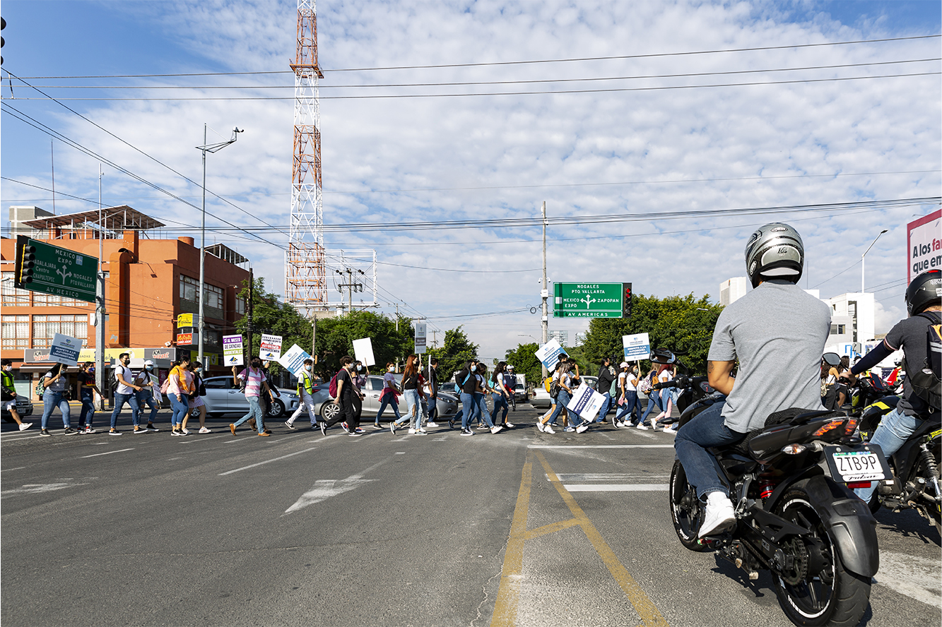 Participantes en contingente caminata por la autonomía