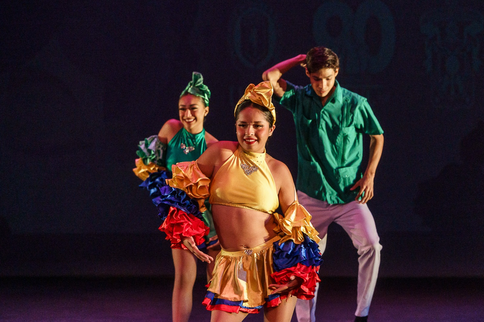 Integrantes de grupo de danza en escenario bailando