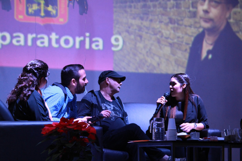 Escritor en charla frente a asistentes