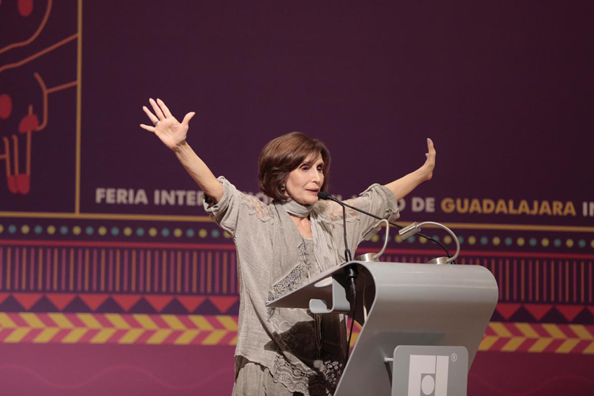Escritora en charla frente a asistentes