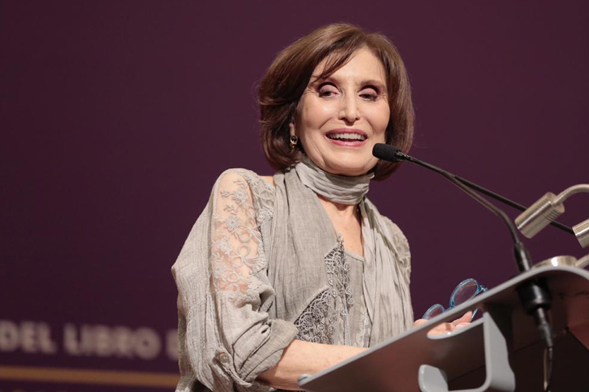 Escritora en charla frente a asistentes