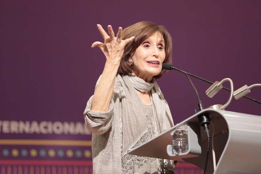 Escritora en charla frente a asistentes